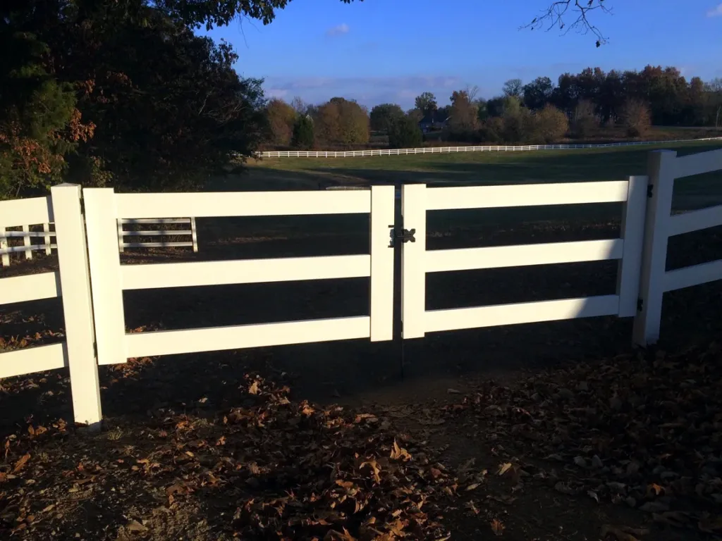 Vinyl 3-Rail Gate